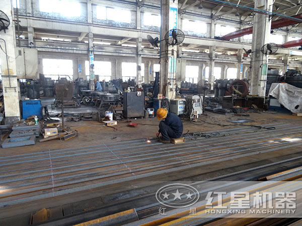 雷蒙磨粉機生產(chǎn)車間 雷蒙磨粉機生產(chǎn)車間