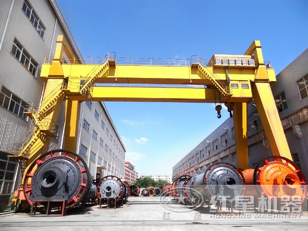 廠區(qū)內(nèi)擺放整齊的不同型號(hào)球磨機(jī) 廠區(qū)內(nèi)擺放整齊的不同型號(hào)球磨機(jī)