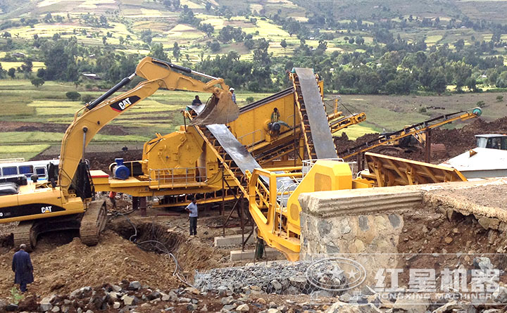 石英砂移動破碎站生產現場 石英砂移動破碎站生產現場