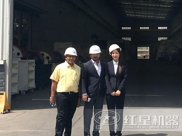 客戶參觀紅星生產(chǎn)車(chē)間 客戶參觀紅星生產(chǎn)車(chē)間