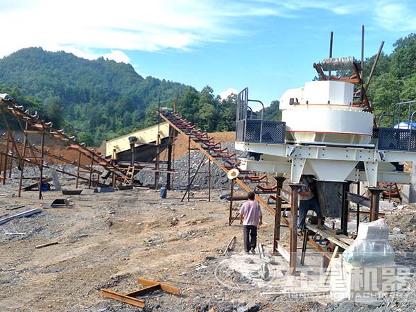 安裝調(diào)試中的石料制沙機(jī)生產(chǎn)線 安裝調(diào)試中的石料制沙機(jī)生產(chǎn)線