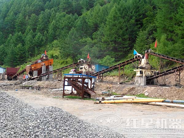 正在作業(yè)的石料制沙機(jī) 正在作業(yè)的石料制沙機(jī)