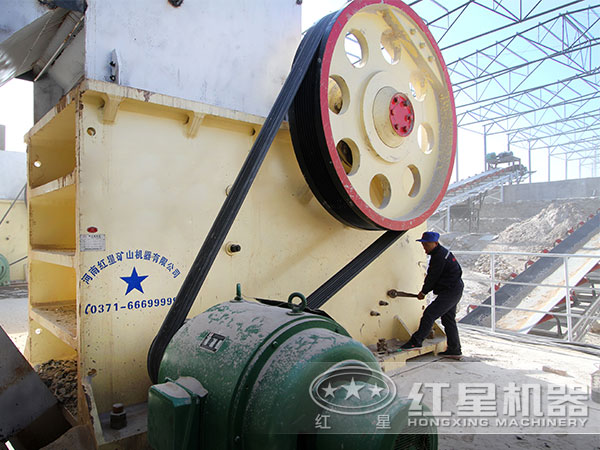 大理石新型環(huán)保鄂式粉碎機(jī)生產(chǎn)現(xiàn)場