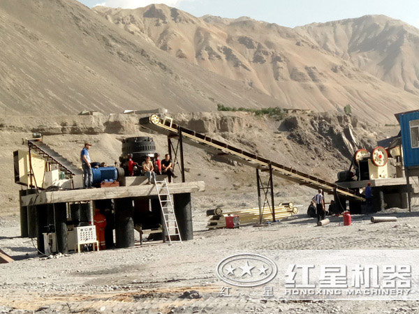 花崗巖小型碎石機生產現場 花崗巖小型碎石機生產現場