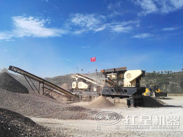 在石料廠認(rèn)真作業(yè)的我—車(chē)載移動(dòng)粉碎機(jī) 在石料廠認(rèn)真作業(yè)的我—車(chē)載移動(dòng)粉碎機(jī)