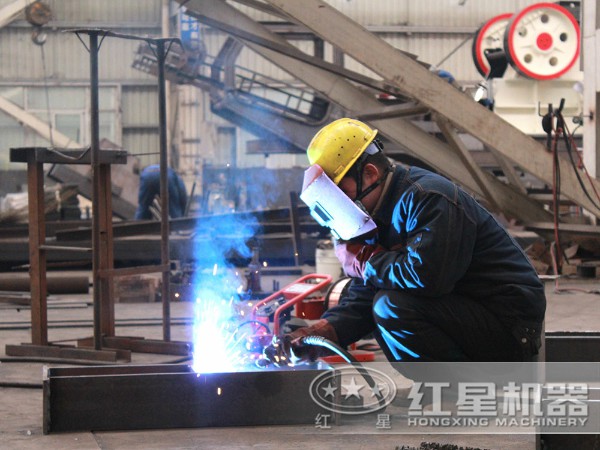 正在加工還未成形的我—車(chē)載流動(dòng)粉碎機(jī) 正在加工還未成形的我—車(chē)載流動(dòng)粉碎機(jī)