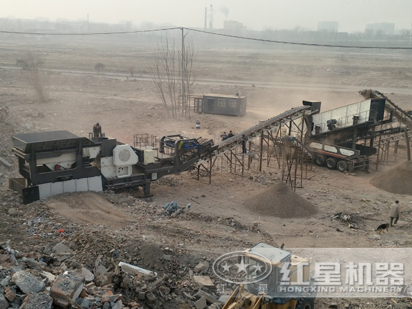 輪胎式車載碎石機(jī)械作業(yè)現(xiàn)場(chǎng) 輪胎式車載碎石機(jī)械作業(yè)現(xiàn)場(chǎng)