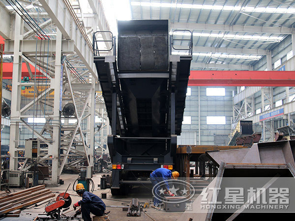 紅星履帶移動破生產車間 紅星履帶移動破生產車間