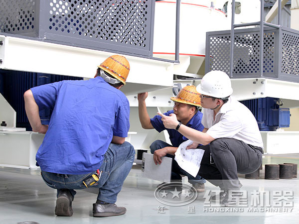 技術人員對制砂機成品檢查 技術人員對制砂機成品檢查