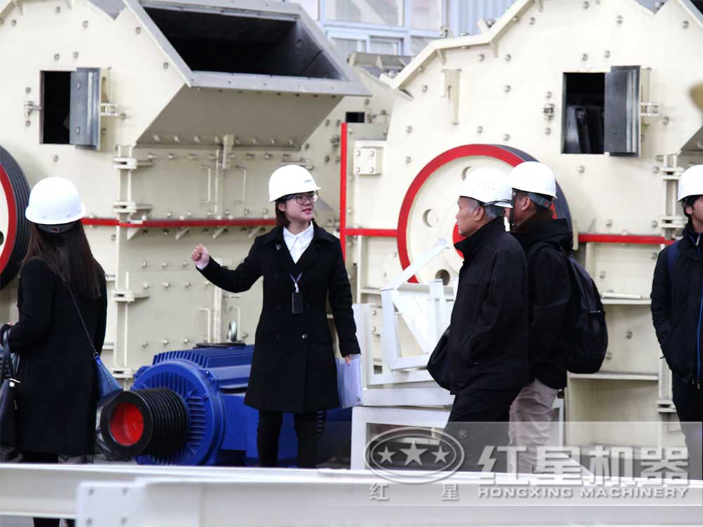 為參觀客戶介紹設備 為參觀客戶介紹設備