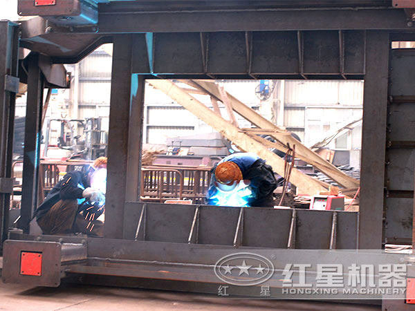 正在生產(chǎn)車載流動破石機的作業(yè)人員 正在生產(chǎn)車載流動破石機的作業(yè)人員