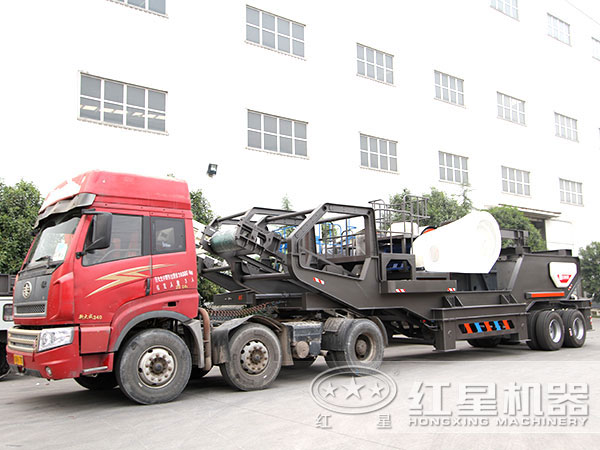 移動(dòng)破碎篩分一體機(jī)發(fā)貨 移動(dòng)破碎篩分一體機(jī)發(fā)貨