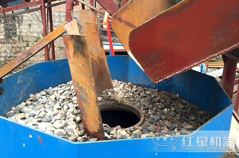 鵝卵石制砂機作業現場 鵝卵石制砂機作業現場