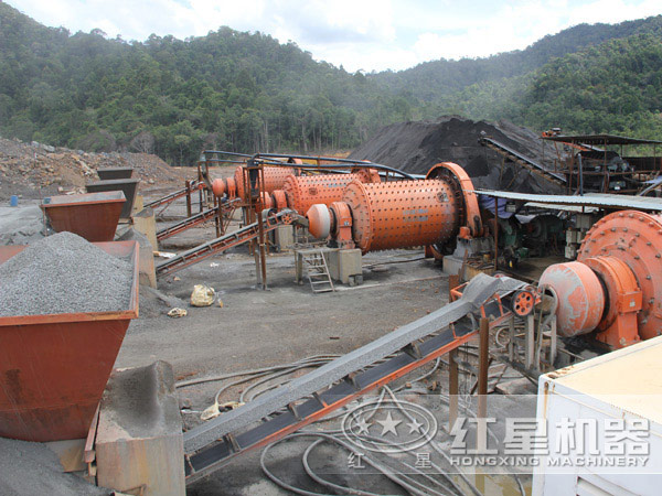 一小時(shí)十幾噸的棒磨機(jī)作業(yè)現(xiàn)場 一小時(shí)十幾噸的棒磨機(jī)作業(yè)現(xiàn)場