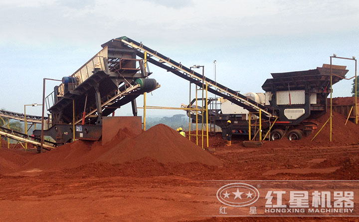 進(jìn)入原料場(chǎng)地作業(yè)的移動(dòng)碎石機(jī) 進(jìn)入原料場(chǎng)地作業(yè)的移動(dòng)碎石機(jī)