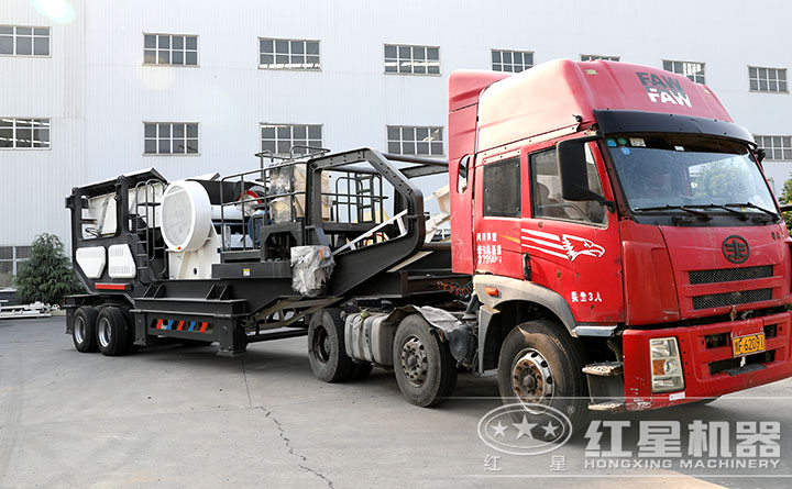 發(fā)往安徽的可移動(dòng)破碎站要出廠了 發(fā)往安徽的可移動(dòng)破碎站要出廠了