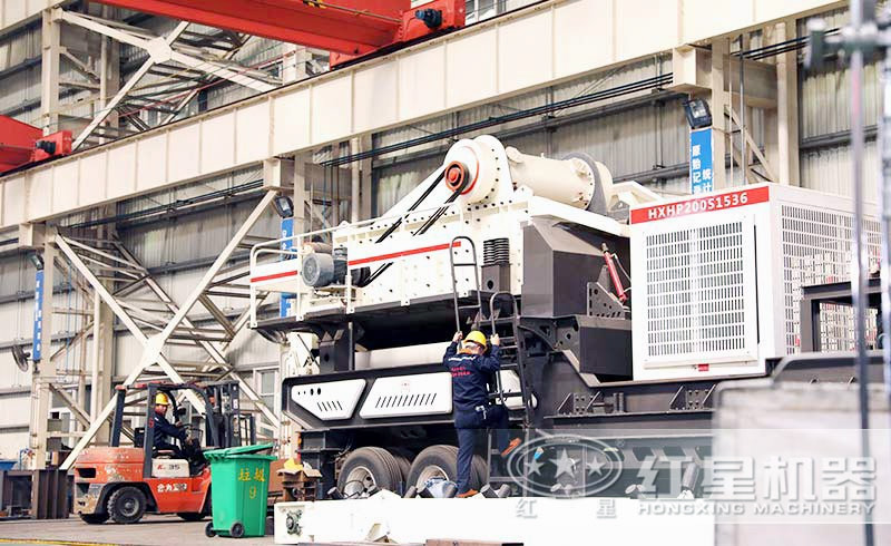 正在車間生產(chǎn)移動(dòng)破的工人 正在車間生產(chǎn)移動(dòng)破的工人