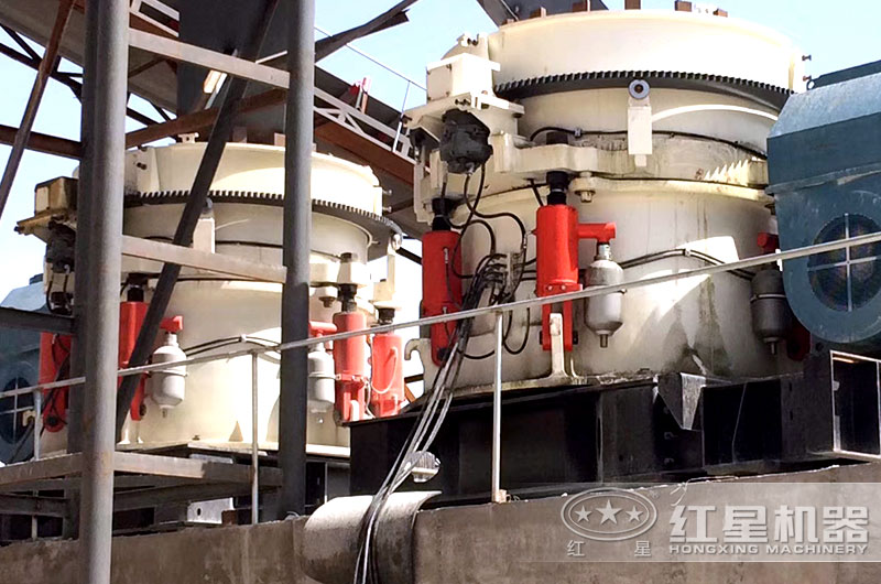 多缸液壓圓錐破作業(yè)現(xiàn)場(chǎng) 多缸液壓圓錐破作業(yè)現(xiàn)場(chǎng)