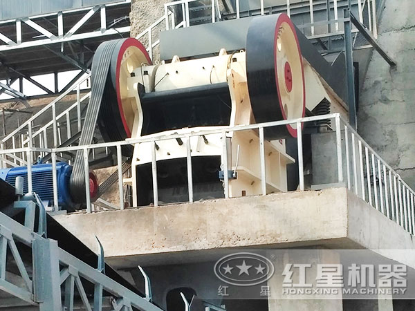 小型砂石粉碎機(jī)客戶現(xiàn)場 小型砂石粉碎機(jī)客戶現(xiàn)場