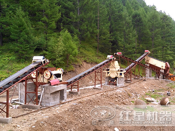 小型青石造沙機(jī)客戶現(xiàn)場 小型青石造沙機(jī)客戶現(xiàn)場