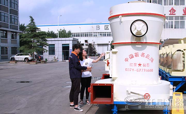 經理為客戶介紹磨粉設備 經理為客戶介紹磨粉設備