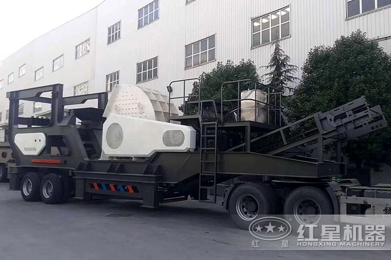 大型移動重錘式破碎機(jī) 大型移動重錘式破碎機(jī)