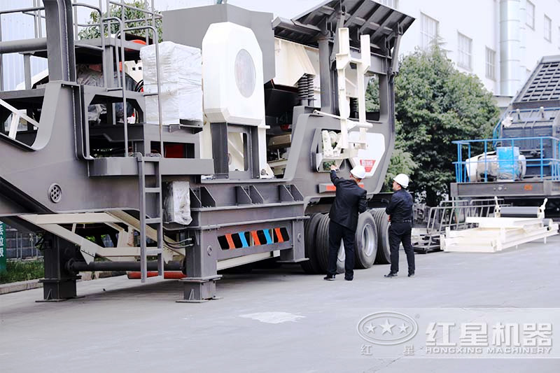 客戶參觀移動式煤矸石制砂機廠區(qū),經理為其介紹設備 客戶參觀移動式煤矸石制砂機廠區(qū),經理為其介紹設備