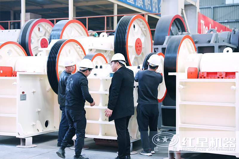 參觀紅星1060顎破廠區(qū)的用戶 參觀紅星1060顎破廠區(qū)的用戶