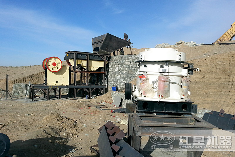 破碎生產線中的顎式破碎機，粗碎