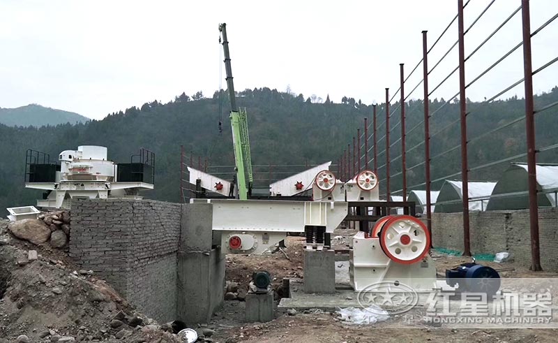 比較簡(jiǎn)單的石頭制砂生產(chǎn)線設(shè)備安裝中 比較簡(jiǎn)單的石頭制砂生產(chǎn)線設(shè)備安裝中
