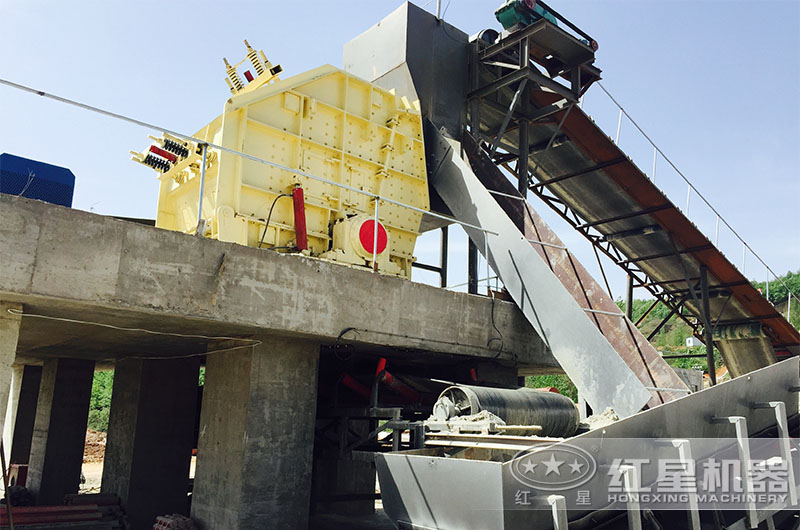 反擊式破碎機(jī)作業(yè)現(xiàn)場 反擊式破碎機(jī)作業(yè)現(xiàn)場