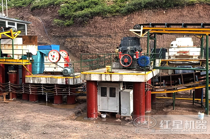 制砂生產(chǎn)線上工作中的制砂設(shè)備 制砂生產(chǎn)線上工作中的制砂設(shè)備